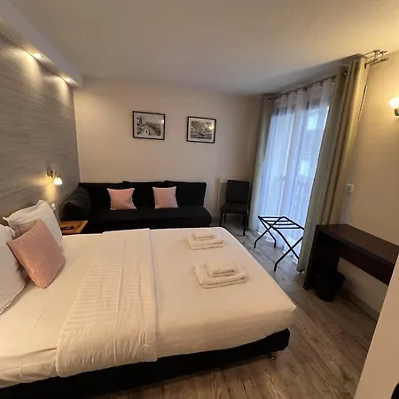 Au Bec Fin Hotel 2*